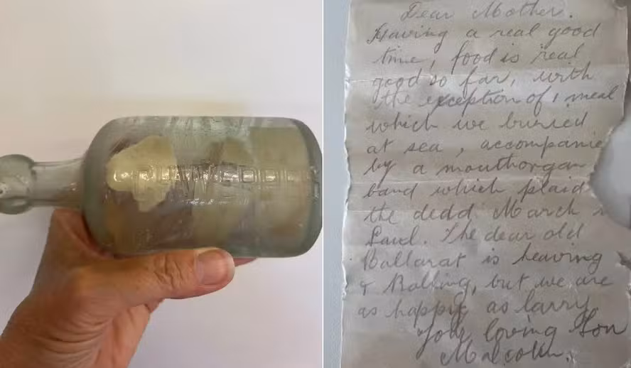 Mão segurando uma garrafa com uma carta dentro.