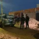 Imagem mostra policiais e um carro em frente uma casa.