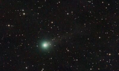 Imagem mostra cometa em um céu noturno.