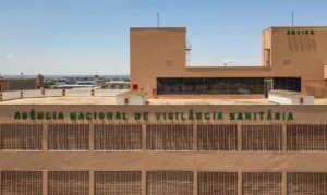 Agência Nacional de Vigilância Sanitária fiscaliza e apreende lote de chá falsificado e suplementos irregulares