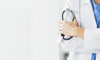 Imagem mostra braço do médico segurando estetoscópio.