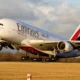 Comissária da Emirates viraliza ao revelar salários e benefícios