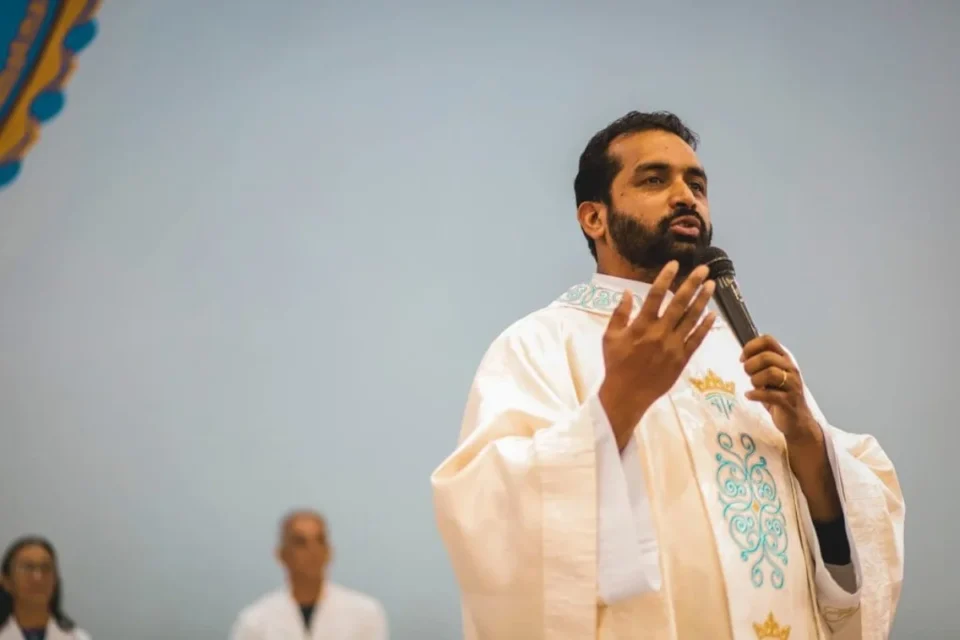 Padre indiano com cidadania brasileira é acusado de aproveitar confiança de fiéis para cometer abuso