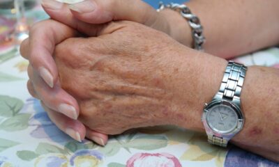 Imagem mostra mãos de uma mulher idosa.