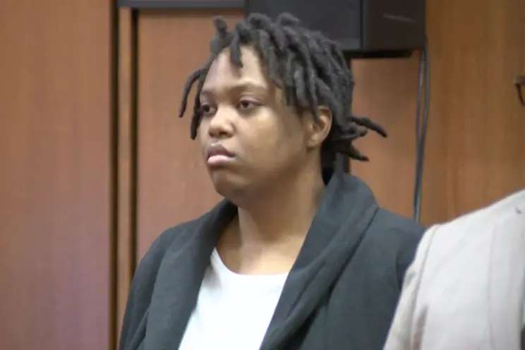 mulher em tribunal
