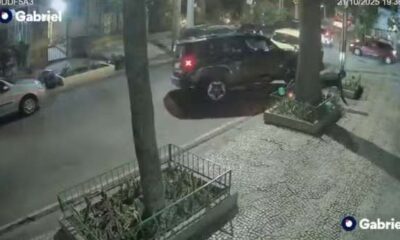 Motorista atropela assaltantes