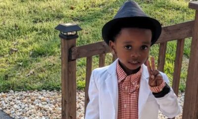 menino posando para foto