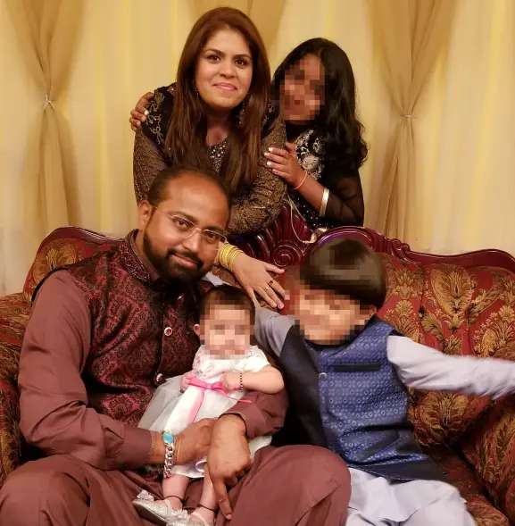 foto de família com o casal e 3 filhos