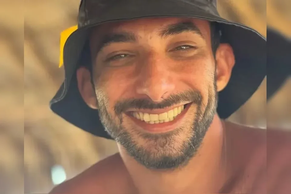 Foto de Adolfo Antônio Pires. Médico está de boné preto e sem camisa.