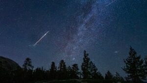 Meteoros em um céu limpo à noite.