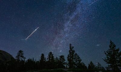 Meteoros em um céu limpo à noite.