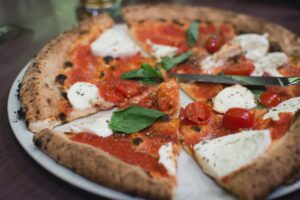 Foto mostra uma pizza.