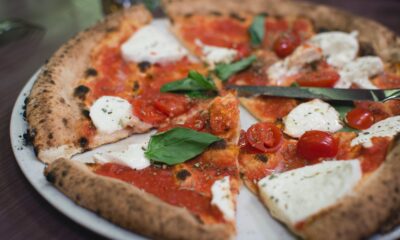 Foto mostra uma pizza.