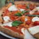 Mulher passa mal e morre após comer pizza