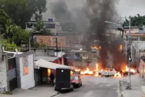 Imagem mostra fogo em avenida.
