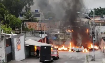 Imagem mostra fogo em avenida.