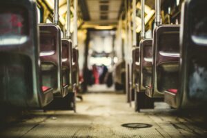 Imagem mostra parte interior de trem.