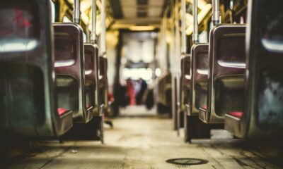 Imagem mostra parte interior de trem.