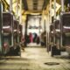 Imagem mostra parte interior de trem.