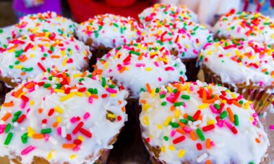 Imagem mostra cupcakes.