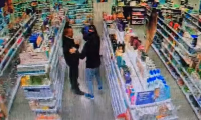 Imagem de câmeras de segurança mostra taxista e assaltante.