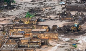 Familiares das vítimas do rompimento da barragem em Brumadinho durante ato em homenagem às 272 pessoas mortas. Justiça marcou as audiências do caso entre 2026 e 2027