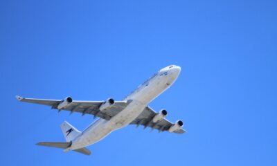 Imagem mostra avião decolando.