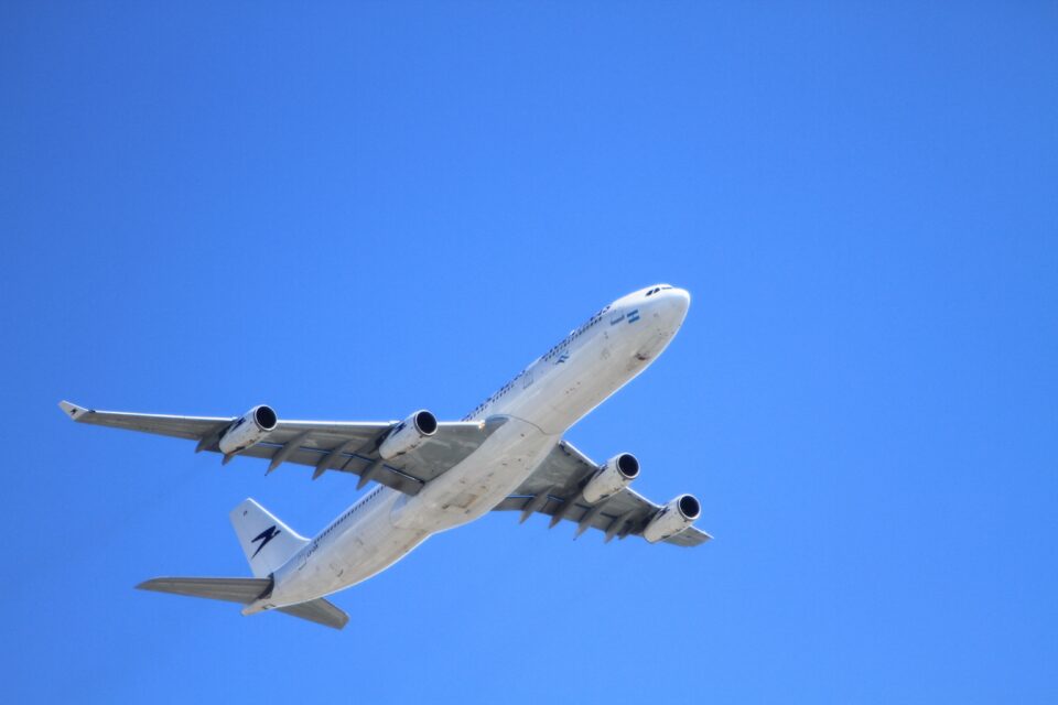 Imagem mostra avião decolando.