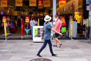 Contratações temporárias crescem no fim de ano e movimentam o comércio, abrindo portas para quem busca ingressar ou retornar ao mercado de trabalho