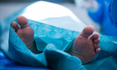 corpo em maca e coberto