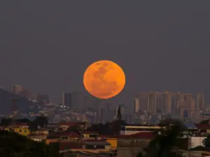 Superlua de novembro promete espetáculo no céu brasileiro nesta quarta (5)