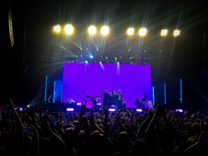 Mesmo com ingressos caros e vendas online complicadas, o público segue priorizando experiências reais em shows