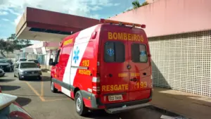 Imagem mostra ambulância dos bombeiros.