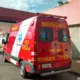 Imagem mostra ambulância dos bombeiros.