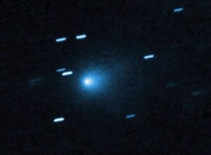 Cometa interestelar 3I/Atlas cruzando o céu em direção ao Sistema Solar externo; objeto deve ter a trajetória desviada após passar perto de Júpiter