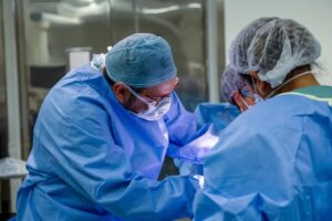 Médicos utilizam a MasSpec Pen para investigar células tumorais em amostras de tecidos | Divulgação/Hospital Israelita Albert Einstein