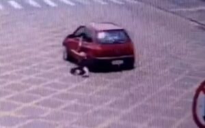 Mulher ficou com braço preso na janela do motorista | Foto: Reprodução