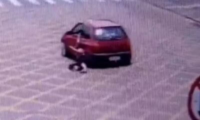 Mulher ficou com braço preso na janela do motorista | Foto: Reprodução