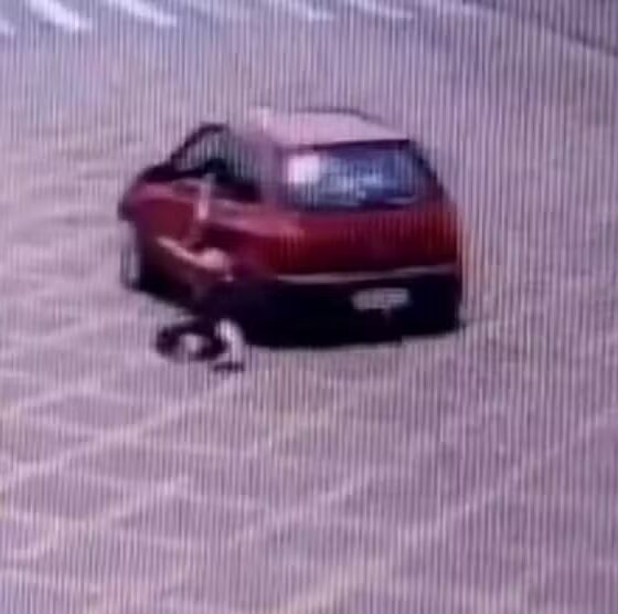 Mulher ficou com braço preso na janela do motorista | Foto: Reprodução