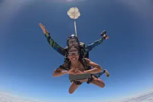 Influencer salta nua e busca recorde mundial em Boituva