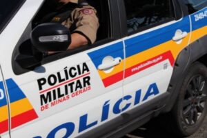 Imagem mostra carro da Polícia Militar de Minas Gerais com um policial dirigindo.