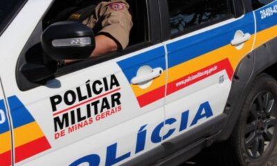 Imagem mostra carro da Polícia Militar de Minas Gerais com um policial dirigindo.