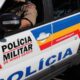 Imagem mostra carro da Polícia Militar de Minas Gerais com um policial dirigindo.