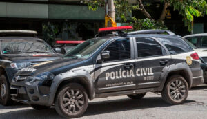 Carro preto da Polícia Civil.