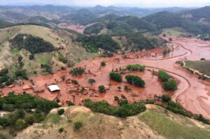 Vista aérea de Mariana após o rompimento da barragem. Várias casas foram soterradas pela lama.