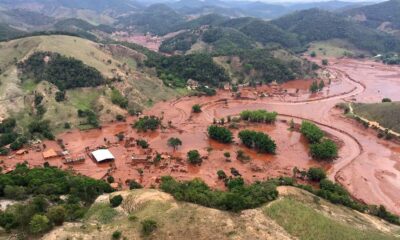 Vista aérea de Mariana após o rompimento da barragem. Várias casas foram soterradas pela lama.