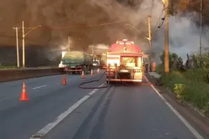Fumaça densa toma a Via Expressa após incêndio em fábrica de recicláveis e deixa o trânsito lento nos dois sentidos, na manhã desta sexta-feira