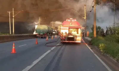 Fumaça densa toma a Via Expressa após incêndio em fábrica de recicláveis e deixa o trânsito lento nos dois sentidos, na manhã desta sexta-feira