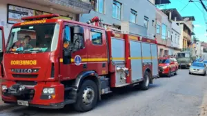 Automóvel vermelho do Corpo de Bombeiros de BH.