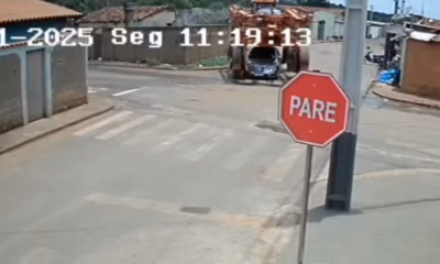 Equipamento agrícola atinge carro parado em via urbana no Alto Paranaíba